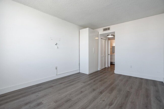 Building Photo - 300 Bayview Dr