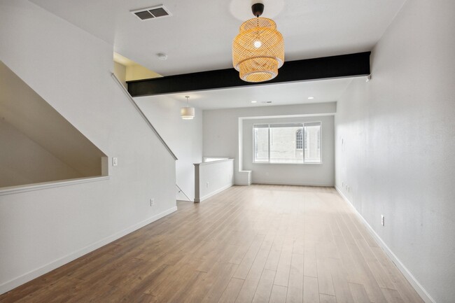 Building Photo - 2265 Glenarm Pl