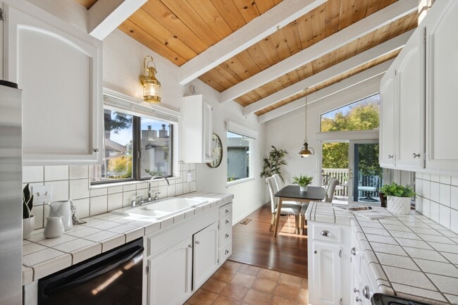 Building Photo - 144 Provincetown Ct