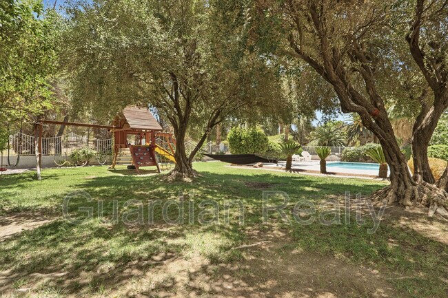 Building Photo - 3007 La Mesa Dr