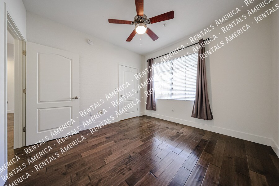 Building Photo - 5302 E Van Buren St