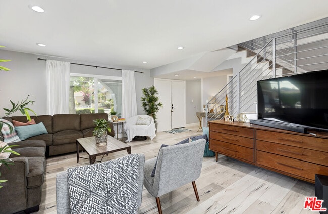 Building Photo - 628 Royalview St