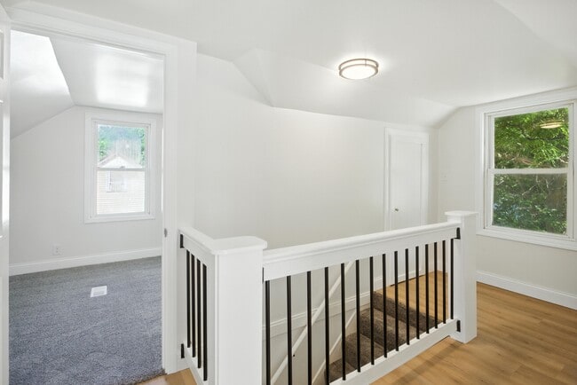 Building Photo - 429 W Bernhard Ave