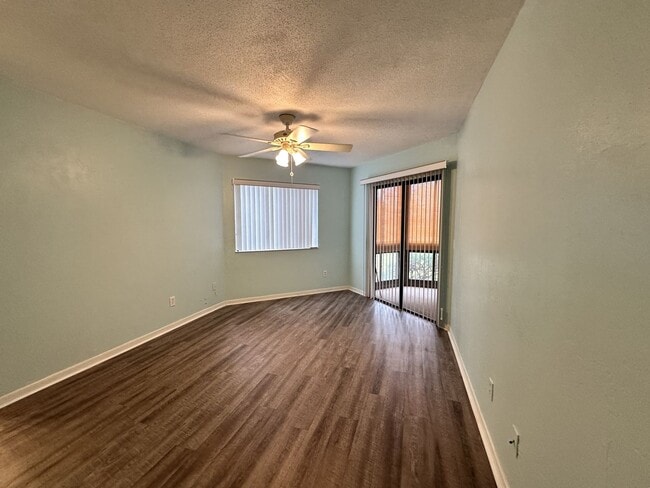 Building Photo - Woodhaven 1st Floor end unit