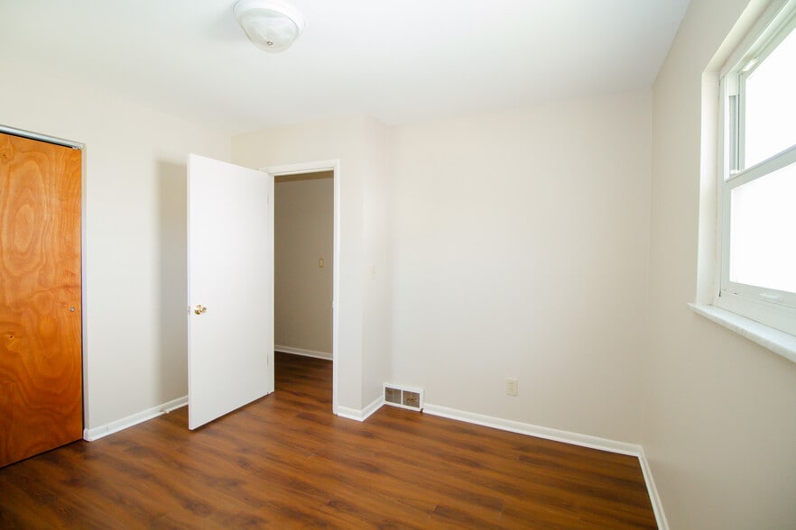 Building Photo - 29 Roseanna Dr