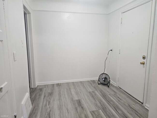 Building Photo - 2 br, 1 bath Duplex - 19735 Meyers Rd 1973...