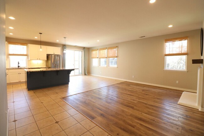 Building Photo - 5279 Sycamore Creek Ct