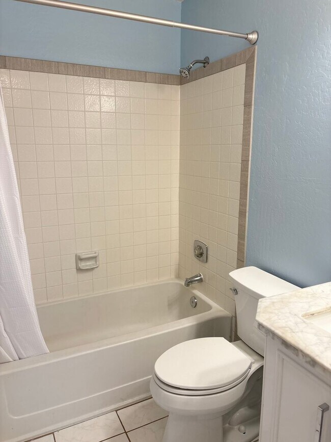 Building Photo - **COZY 2 BEDROOM/1 BATHROOM/GARAGE CONDO I...