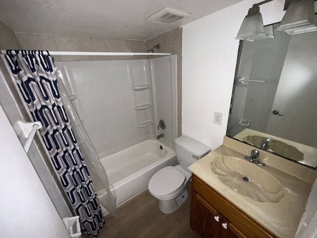 Building Photo - 6507 Dumont Ave