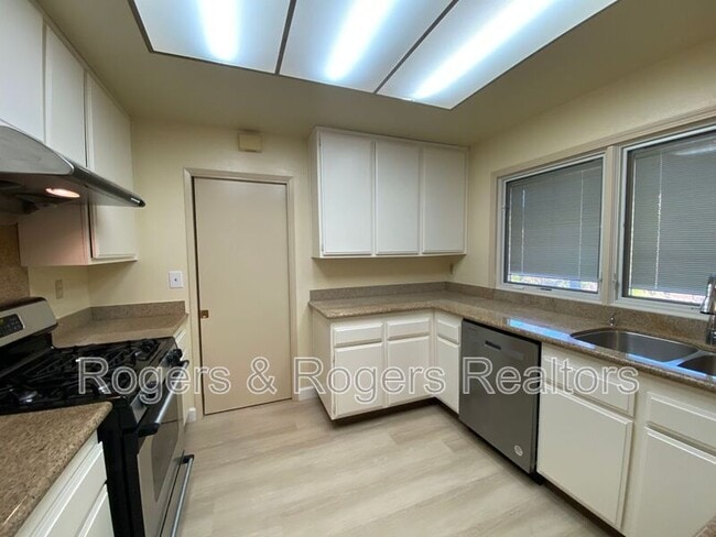 Building Photo - 1124 Song Ct