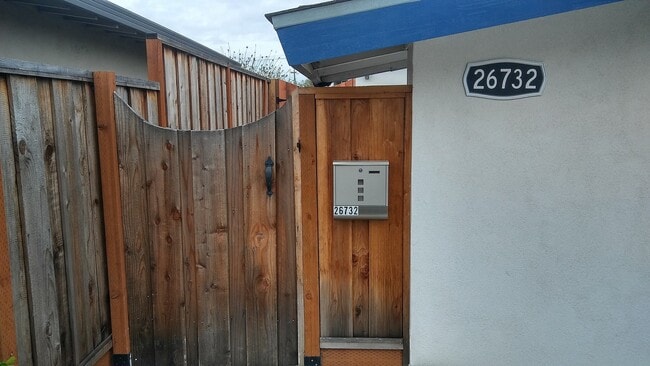 Building Photo - Brand new in law/studio unit with private ...