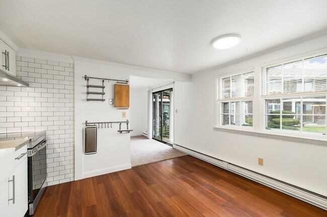 Building Photo - 138 Main St