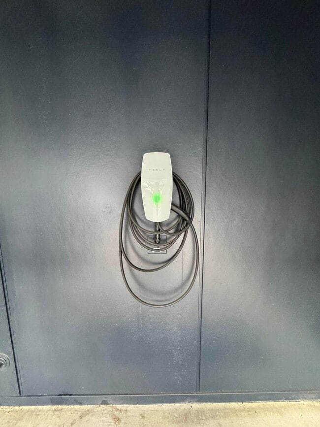 Building Photo - FURNISHED: UTILITIES PAID BY OWNER: (TWO MONTH MOVE-IN RATE OPTION) NWX tastefully furnished 1 be...