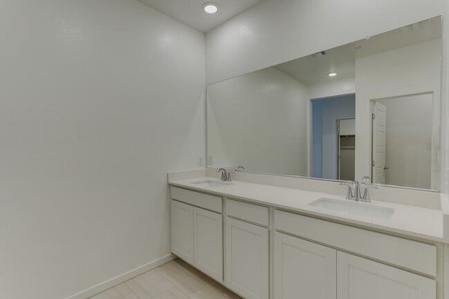 Building Photo - Modern Townhome Living in Henderson’s Historic Water District!