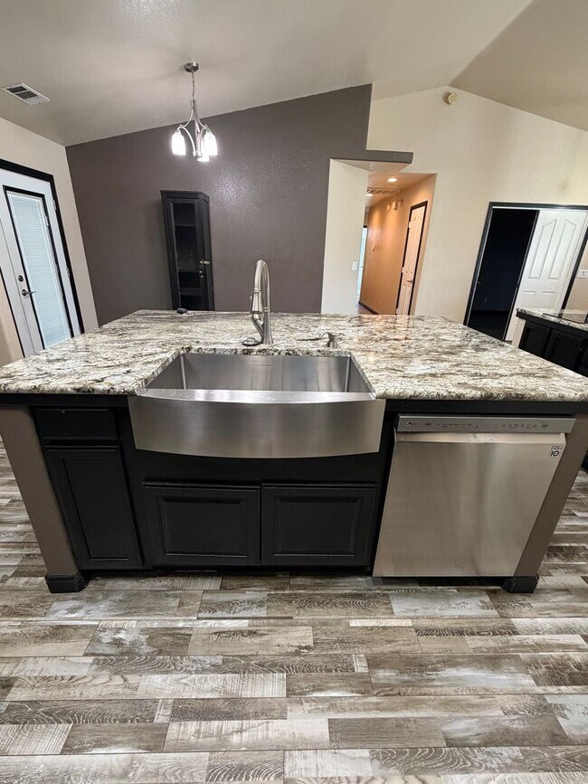 Building Photo - 4 Bedroom home in Ravenwood Estates