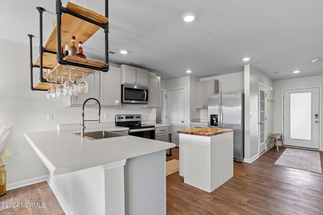 Building Photo - 525 Birdsong Dr