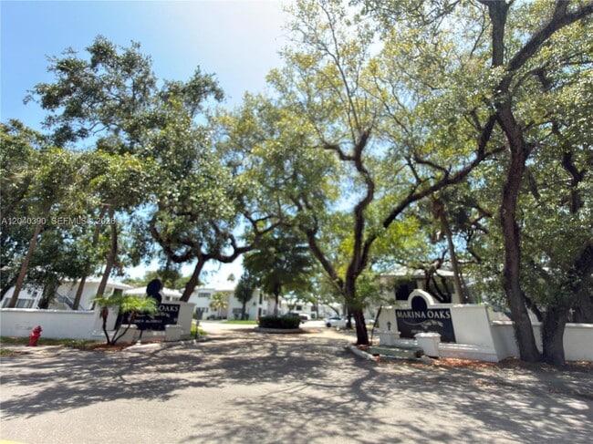 Building Photo - 2550 SW 18th Terrace
