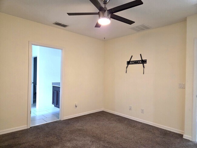 Building Photo - Move in Ready 3/2 in Lago Katrina