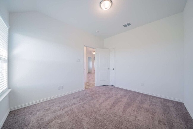 Building Photo - Welcome home to you new 3 bed 2 bath locat...