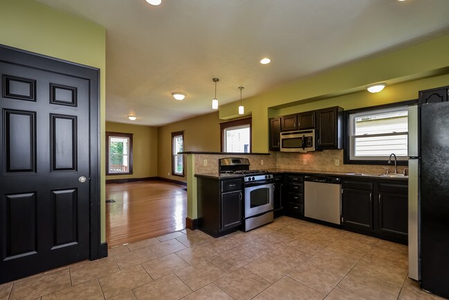 Building Photo - 227 Valley Ave NW