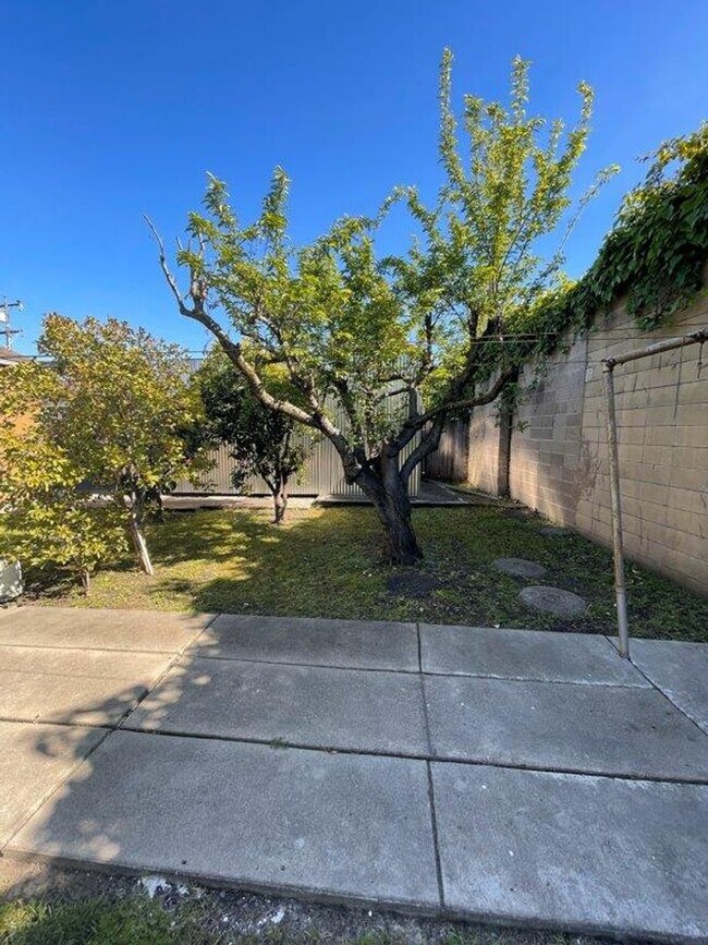 Building Photo - Nor Cal Realty, Inc - 3 bedroom 1 bath wit...