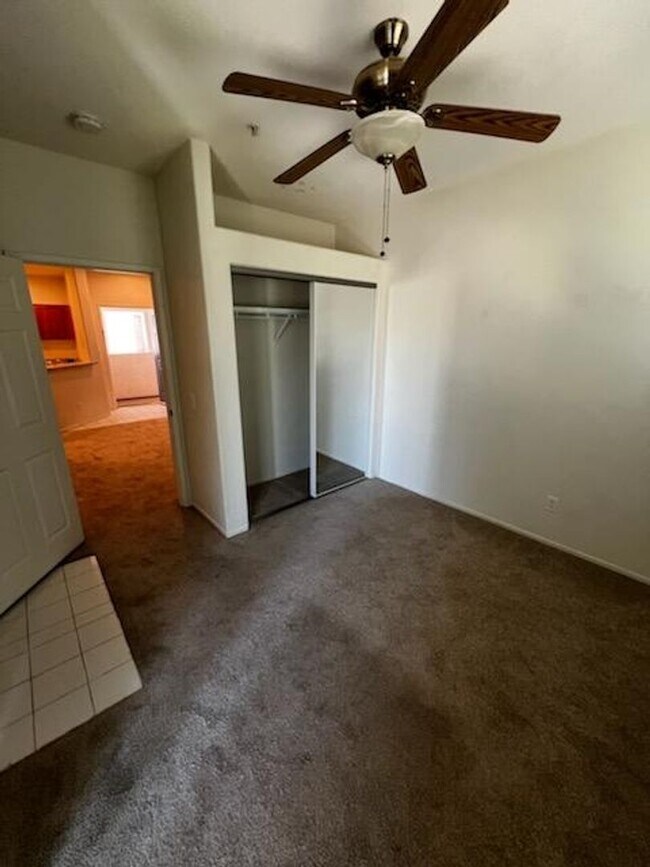 Building Photo - Upper Unit 2 Bedroom Condo in Gated Commun...