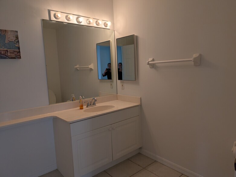 Building Photo - 4202 Central Sarasota Pky