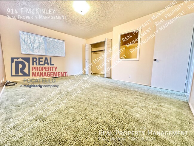 Building Photo - 2 bed 1.5 bath townhome - Covered parking