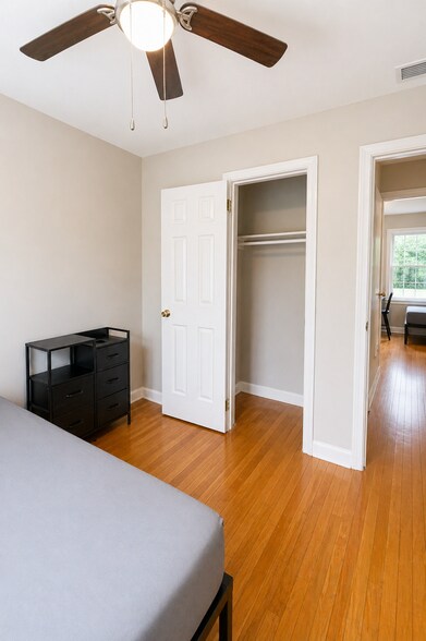 Private Room Continued - 5654 Baywood Ter
