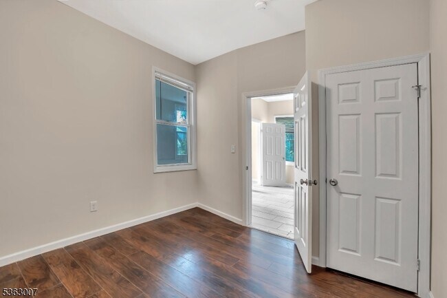Building Photo - 142 Seymour Ave