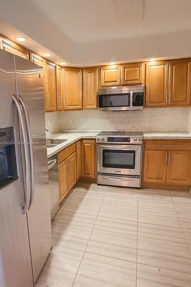 Building Photo - 400 Kings Point Dr