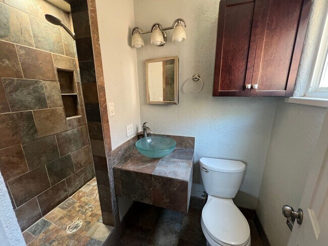 Building Photo - NE 3/BD 2/BA 2/CG
