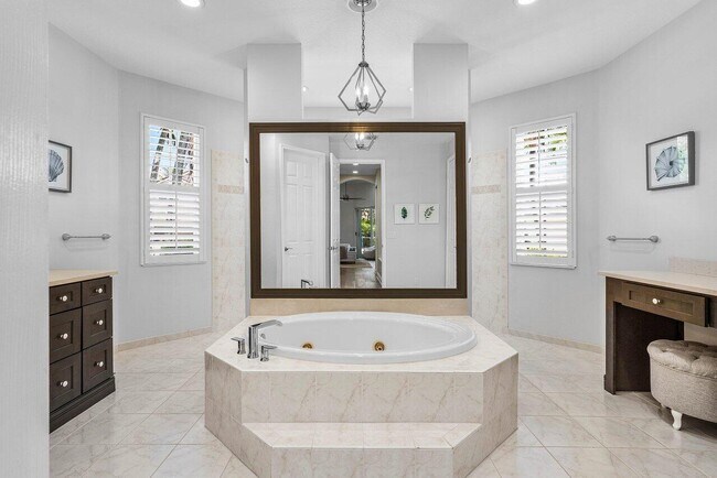 Building Photo - 4675 Manderly Dr