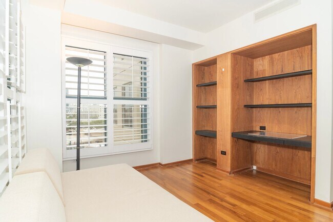 Building Photo - Spacious Condo in the Heart of Honolulu