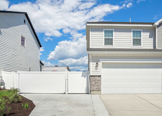 Building Photo - 2273 N Elderberry Dr