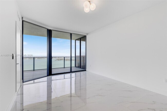 Building Photo - 700 NE 24th St