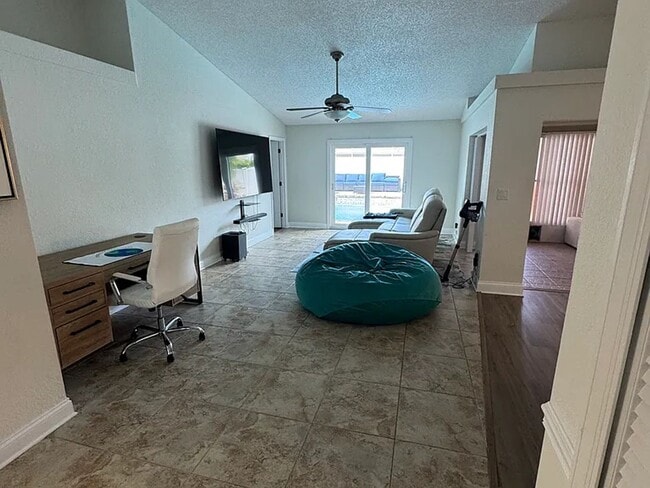 Building Photo - 3 Bed/2 Bath Clearwater Home with Pool: Av...