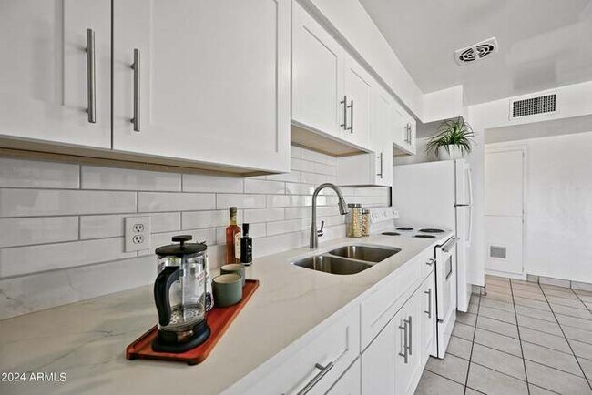 Building Photo - 3 bedroom