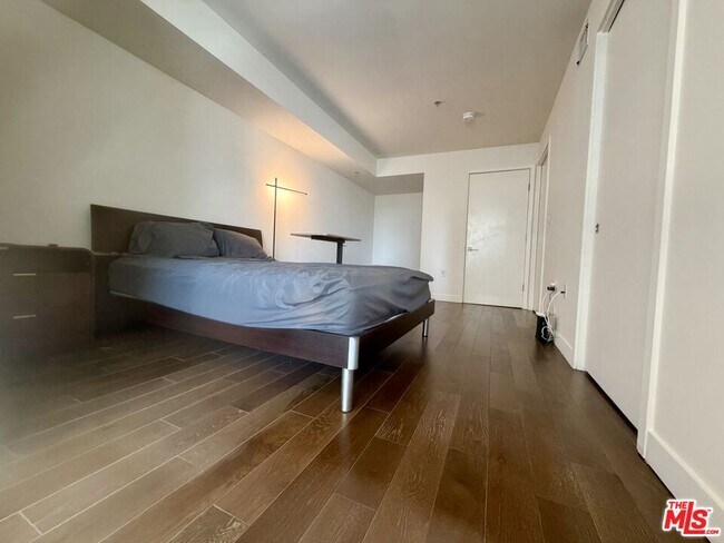 Building Photo - 901 Flower St