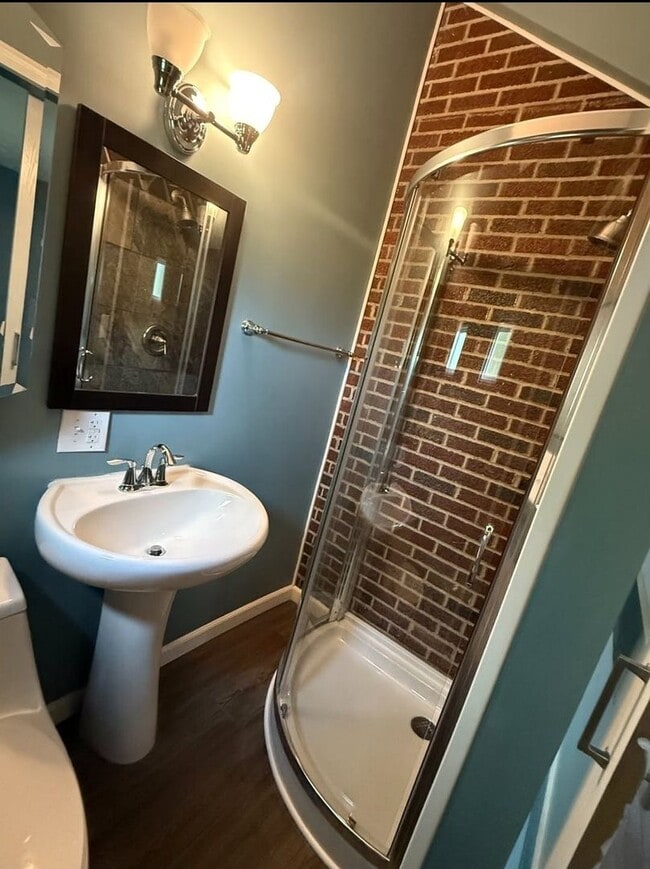 Building Photo - Spacious 6BR House in New Lebanon