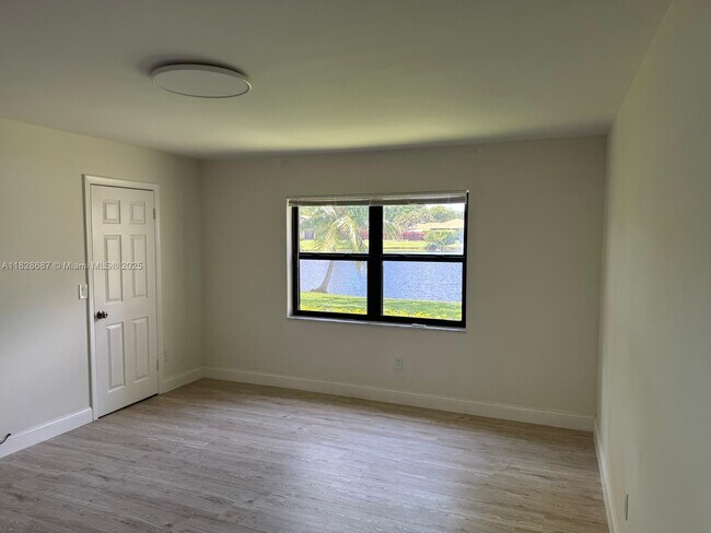 Building Photo - 9293 Vista Del Lago