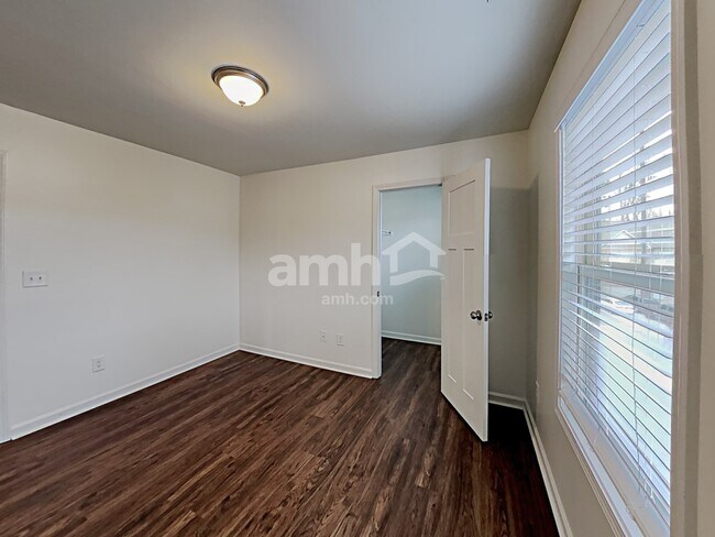 Building Photo - 2036 Farm Pond Wy