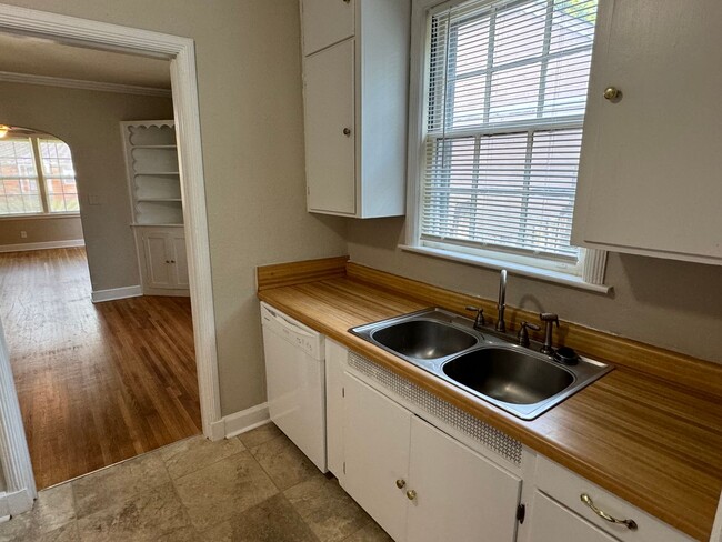 Building Photo - Gorgeous Features! 3 Bedroom with Bonus room