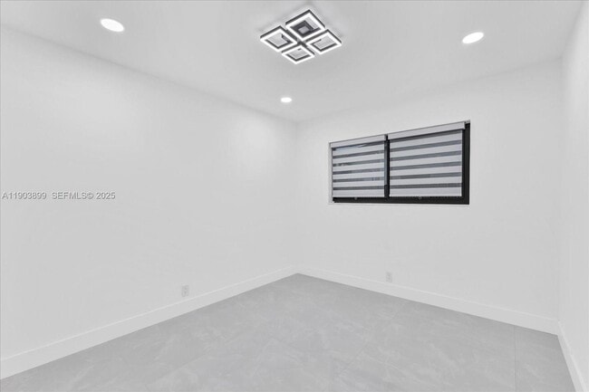 Building Photo - 19511 NE 18th Pl