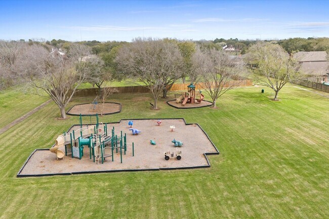 Building Photo - 630 Hawthorn Pl