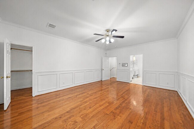 Building Photo - 5136 Chevy Chase Dr