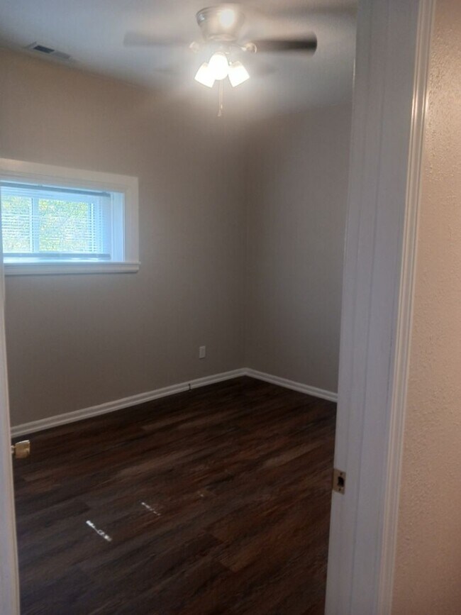 Building Photo - 3 bedroom, 2 bath with office in Frederick...