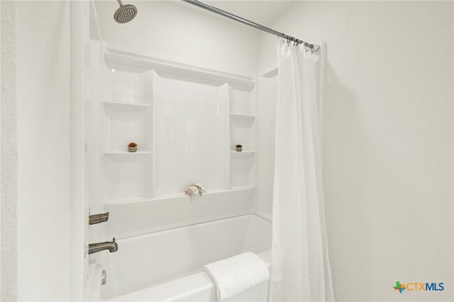Building Photo - 312 N La Vernia St