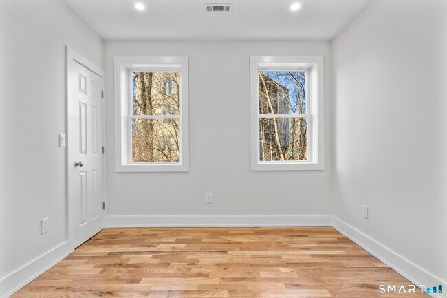 Building Photo - 54 Plaza Ave