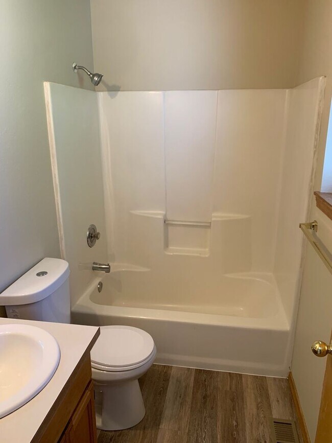 Building Photo - Newly remodel 4 bed 3 bath home in Shoreline